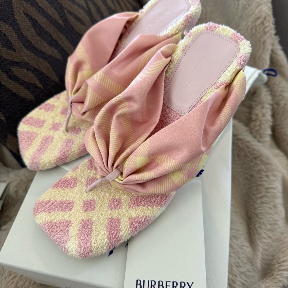 BURBERRY
Pink & Yellow Fabric Heeled Sandals size 36